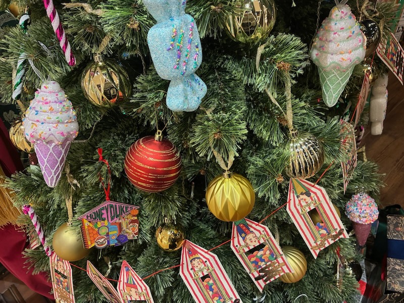 ミナリマ大阪のクリスマスのショーウィンドウの写真