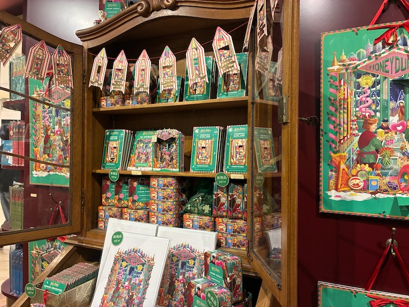 ミナリマ大阪のクリスマスのショーウィンドウの写真