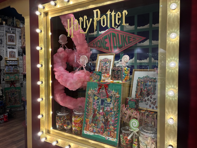 ミナリマ大阪のクリスマスのショーウィンドウの写真