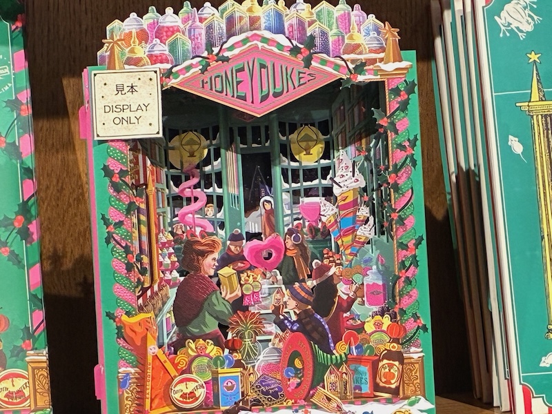 ミナリマ大阪のクリスマスのショーウィンドウの写真